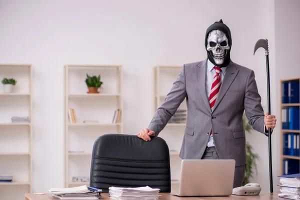 Diable homme d'affaires employé assis sur le lieu de travail — Photo