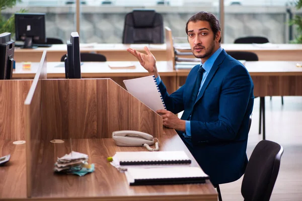 Junge männliche Angestellte im Büro — Stockfoto