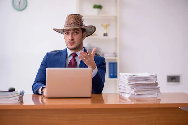 Fiatal cowboy üzletember dolgozik a munkahelyen — Stock Fotó