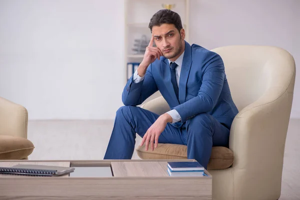 Joven empleado masculino esperando reunión de negocios —  Fotos de Stock