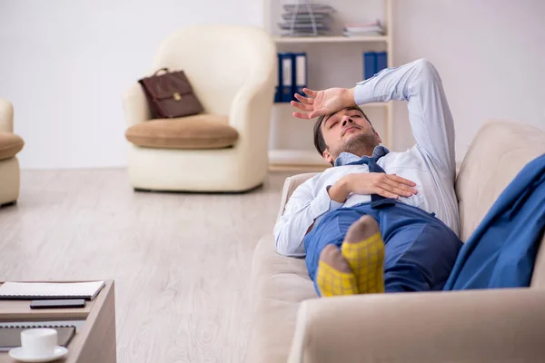 Jonge zakenman werknemer wacht op zakelijke bijeenkomst — Stockfoto