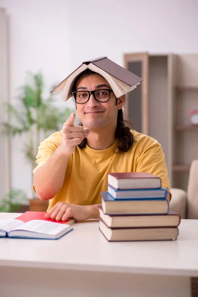 Jonge mannelijke student bereidt zich voor op examens thuis — Stockfoto