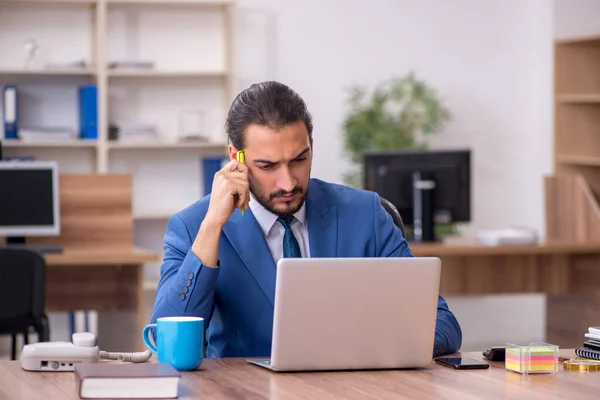 Giovane dipendente maschile che lavora in ufficio — Foto Stock