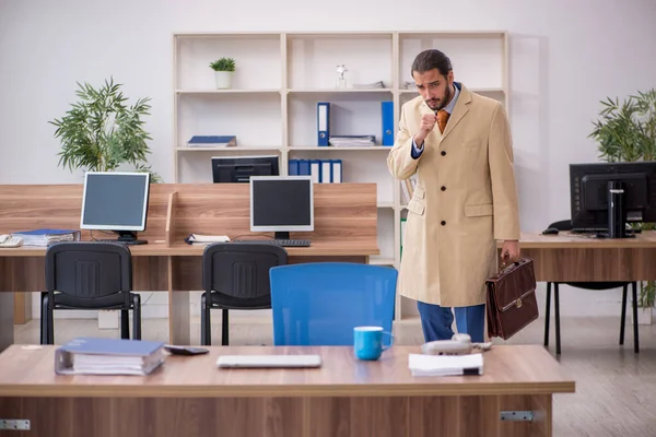 Kranker männlicher Mitarbeiter im Büro — Stockfoto