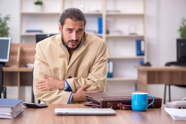 Ill male employee working in the office — Stock Photo, Image