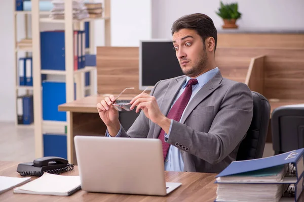 Giovane impiegato d'affari che lavora in ufficio — Foto Stock