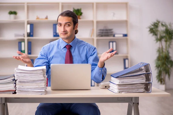 Joven empleado masculino infeliz con el trabajo excesivo —  Fotos de Stock