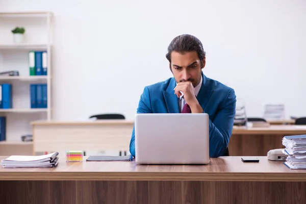 Joven empleado masculino que trabaja en el lugar de trabajo —  Fotos de Stock