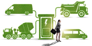 Elektrikli şarj ve araç kavramında iş kadını