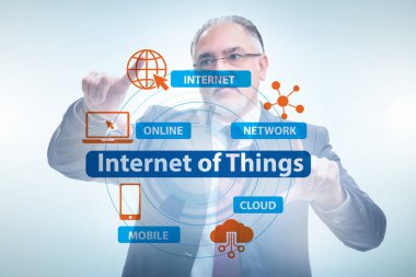 IOT konseptinde Sanal düğmeye basan iş adamı