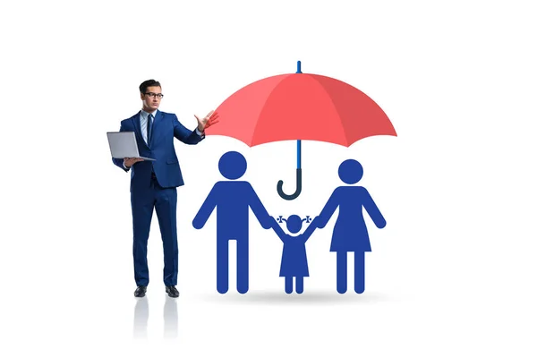 Концепция страхования жизни с семьей под зонтиком — стоковое фото