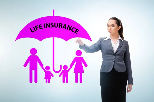 Concepto de seguro de vida con botón de mujer de negocios —  Fotos de Stock
