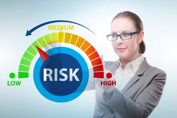 Zakenvrouw in risicometering- en managementconcept — Stockfoto