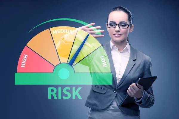 Risk ölçme ve yönetim konseptinde iş kadını — Stok fotoğraf