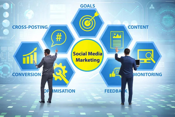 SMM - social media marketing koncepcja z biznesmenem — Zdjęcie stockowe