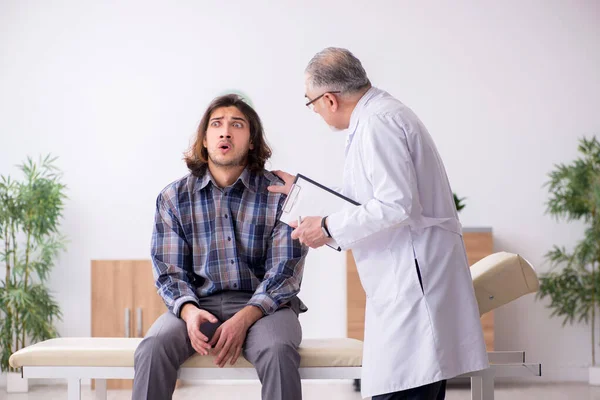 Fiatal férfi beteg látogató tapasztalt orvos pszichiáter — Stock Fotó