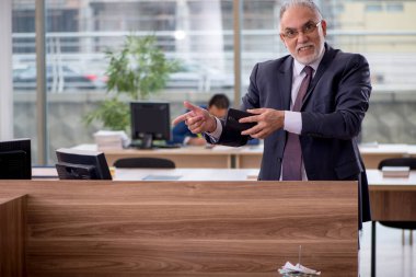 Ofiste çalışan iki işadamı.