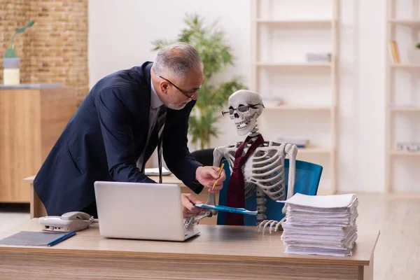 Död anställd som arbetar på kontoret — Stockfoto