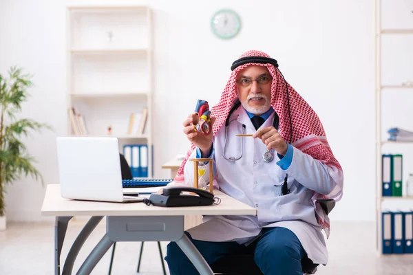 Vieux médecin arabe cardiologue travaillant à la clinique — Photo