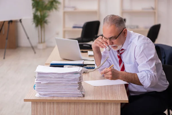 Gammal affärsman anställd sitter på kontoret — Stockfoto