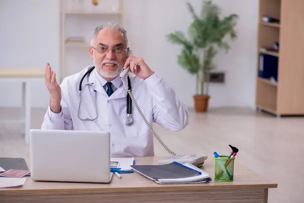 Teletıp konseptinde yaşlı bir doktor. — Stok fotoğraf