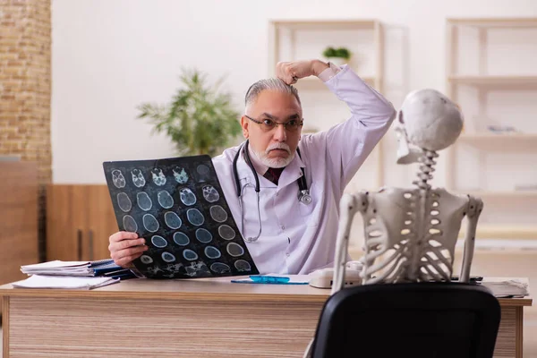 Dode patiënt op bezoek bij oude mannelijke arts radioloog — Stockfoto