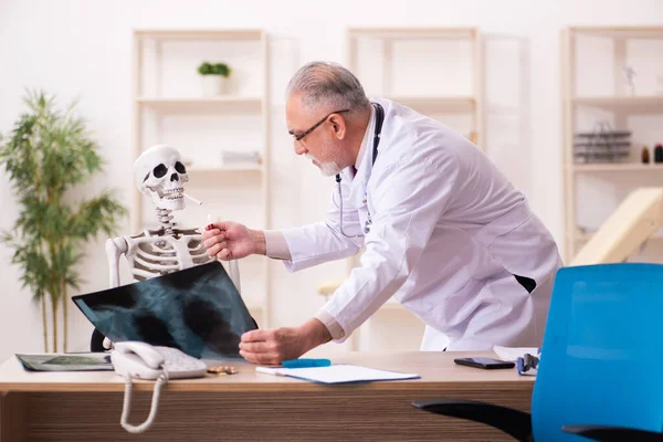 Morto cigarro viciado paciente visitando velho médico masculino — Fotografia de Stock