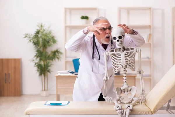Paciente muerto visitando viejo doctor masculino — Foto de Stock