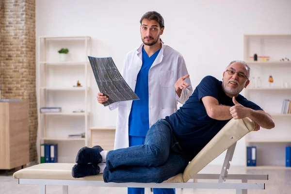 Yaşlı erkek hasta genç erkek doktor radyolojisti ziyaret ediyor. — Stok fotoğraf