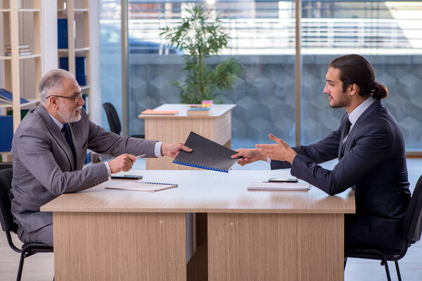 Два бизнесмена обсуждают бизнес-проект