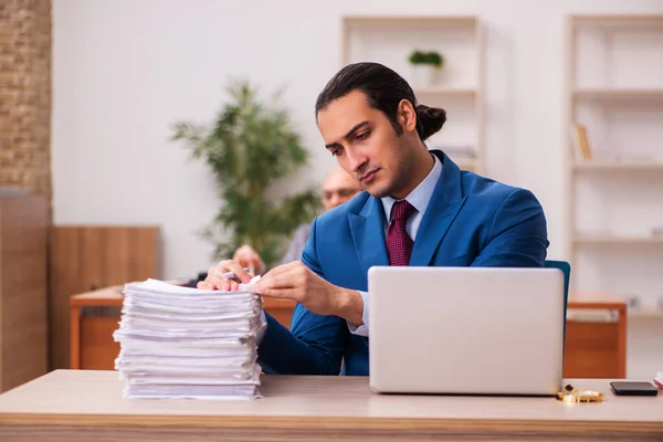 Twee werknemers in het kantoor — Stockfoto