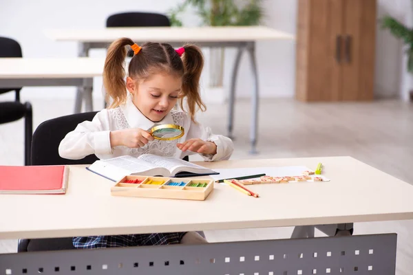 Petite fille dans le concept de développement précoce — Photo