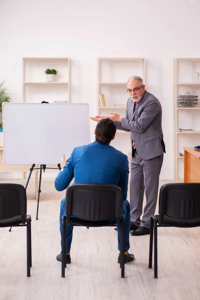 Twee mannelijke werknemers in business meeting concept — Stockfoto