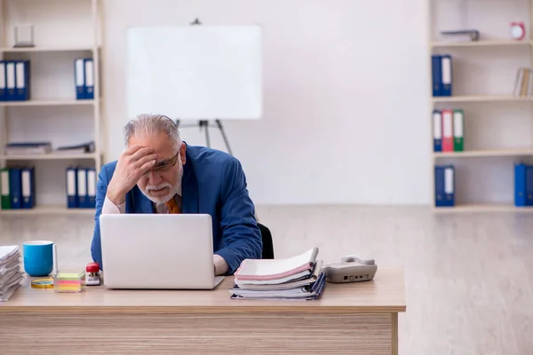 Gammal affärsman anställd sitter på kontoret — Stockfoto