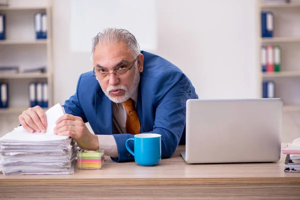 Alter Geschäftsmann Mitarbeiter sitzt im Büro — Stockfoto