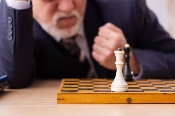 Ancien employé masculin jouant aux échecs sur le lieu de travail — Photo