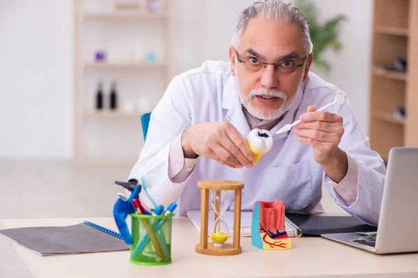 Alter Zahnarzt arbeitet in der Klinik — Stockfoto