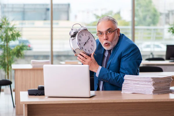 Viejo empleado jefe masculino en concepto de gestión del tiempo —  Fotos de Stock