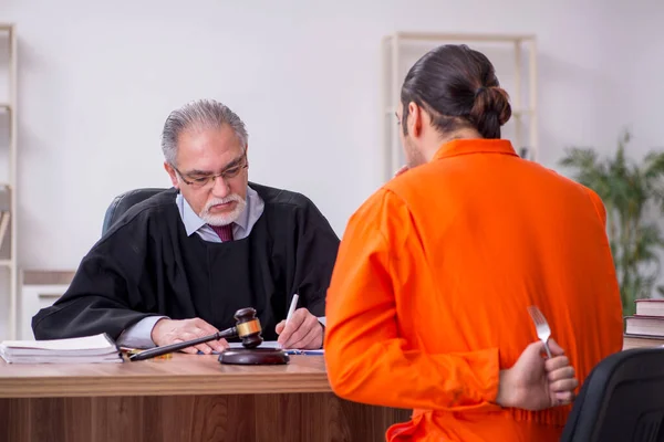 Viejo hombre juez reunión con joven cautivo en el juzgado —  Fotos de Stock