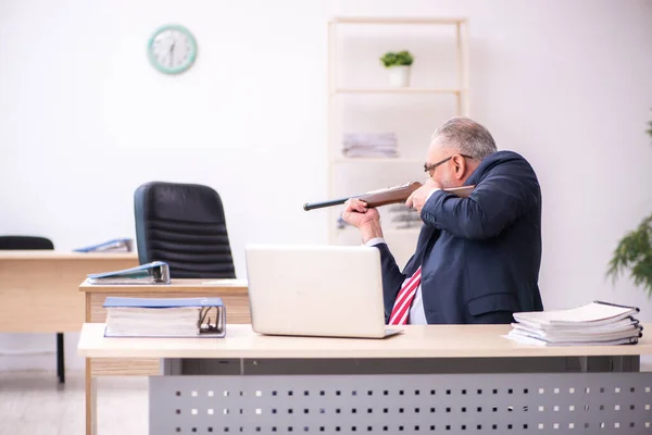 Starý podnikatel zaměstnanec držící riffle v kanceláři — Stock fotografie