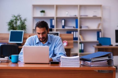 Ofiste çalışan genç bir erkek.