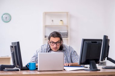 Ofiste çalışan genç bir erkek.