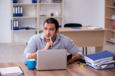 Ofiste çalışan genç bir muhasebeci.