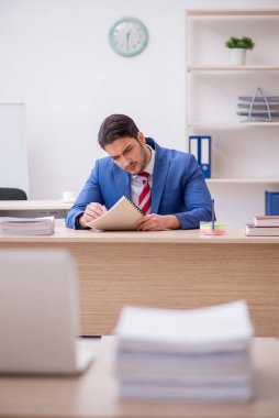 Ofiste çalışan çekici bir genç.