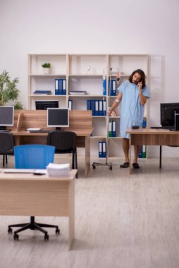 Kan nakli konseptinde genç hasta erkek çalışan.