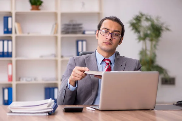 Jeune étudiant employé livre de lecture sur le lieu de travail — Photo