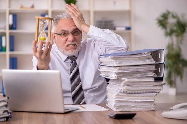 Ältere männliche Mitarbeiter im Zeitmanagement-Konzept — Stockfoto