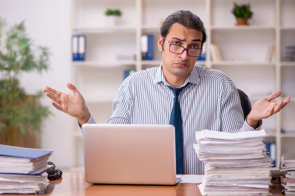 Joven empleado masculino descontento con el trabajo excesivo en la oficina — Foto de Stock