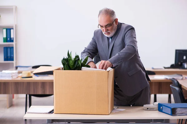 Viejo empleado siendo despedido de su trabajo — Foto de Stock