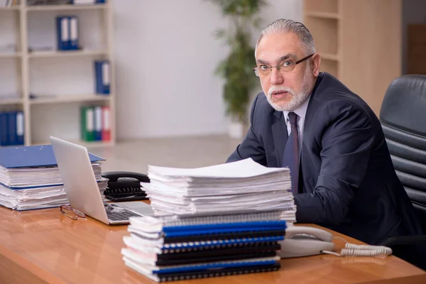 Old male employer and too much work in the office — Stock Photo, Image